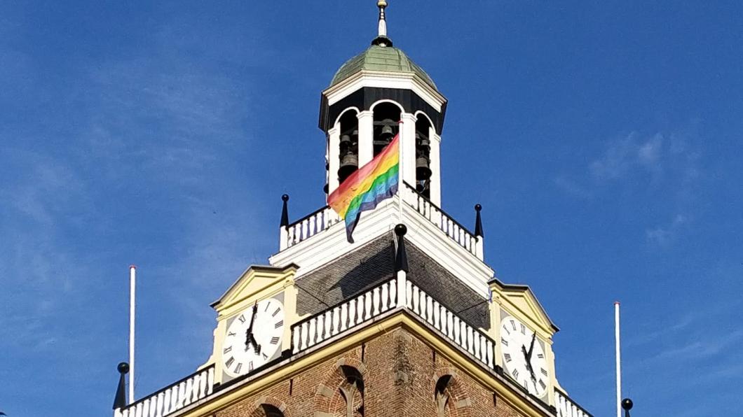 Foto van de Meppeler Toren met een gehesen regenboogvlag