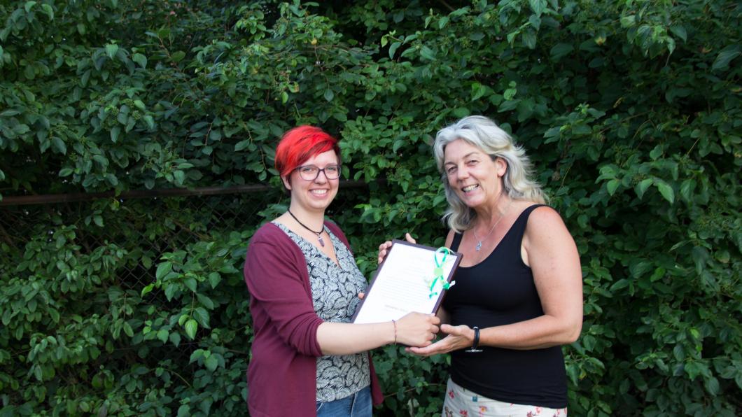 Irma Lok ontvangt het Groene Lintje Groen Lintje GroenLinks Meppel Irma Lok Permatuin